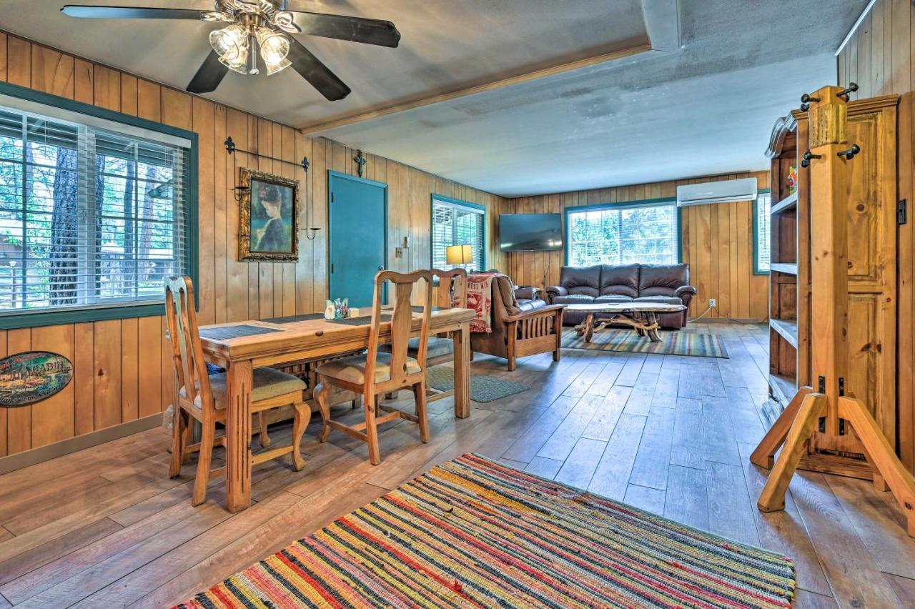 Pine Cabin In The Woods With Yard And Grill! Esterno foto